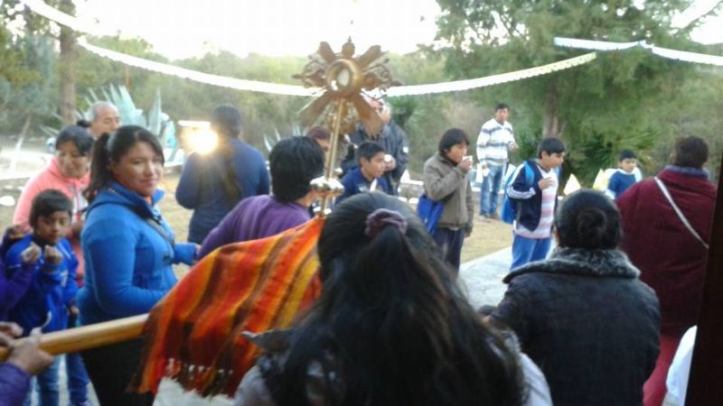 Caravana Eucarística dentro las fiestas patronales de San Juan en Londres