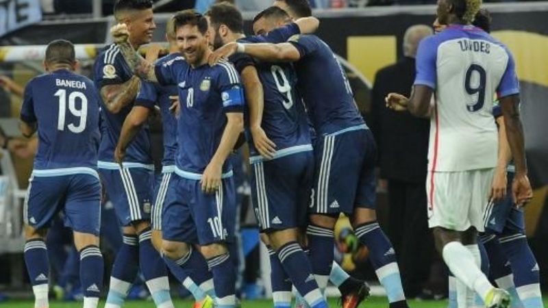 Messi, en su noche récord, fue la gran figura de Argentina