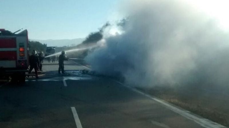 Se incendió un camión con vinos en la ruta 38