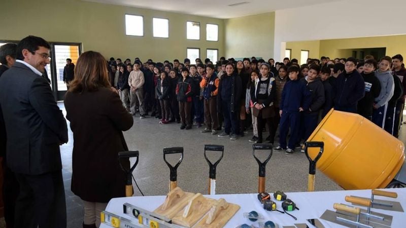 Entrega de herramientas para talleres técnicos en FME