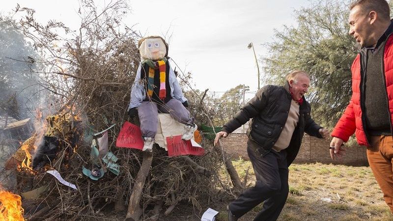 Abuelos del Hogar de Ancianos tuvieron su fogata de San Juan