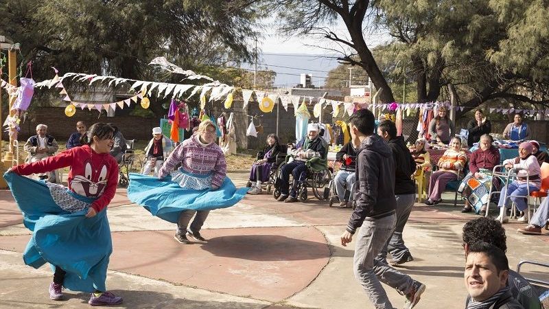 Abuelos del Hogar de Ancianos tuvieron su fogata de San Juan