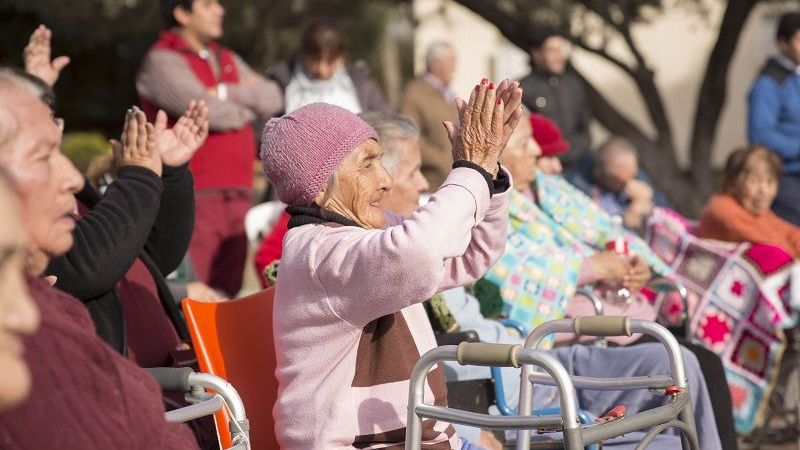 Abuelos del Hogar de Ancianos tuvieron su fogata de San Juan