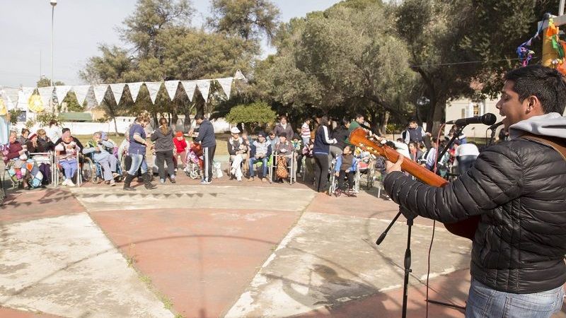 Abuelos del Hogar de Ancianos tuvieron su fogata de San Juan