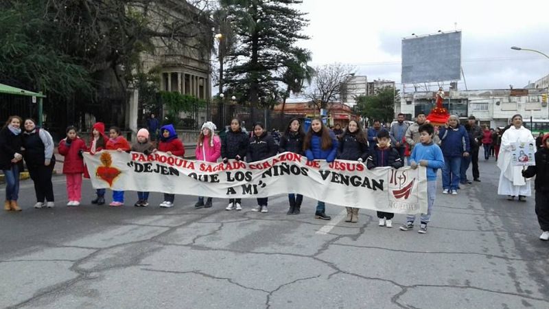Procesión de los niños en honor al Sagrado Corazón de Jesús en Capital