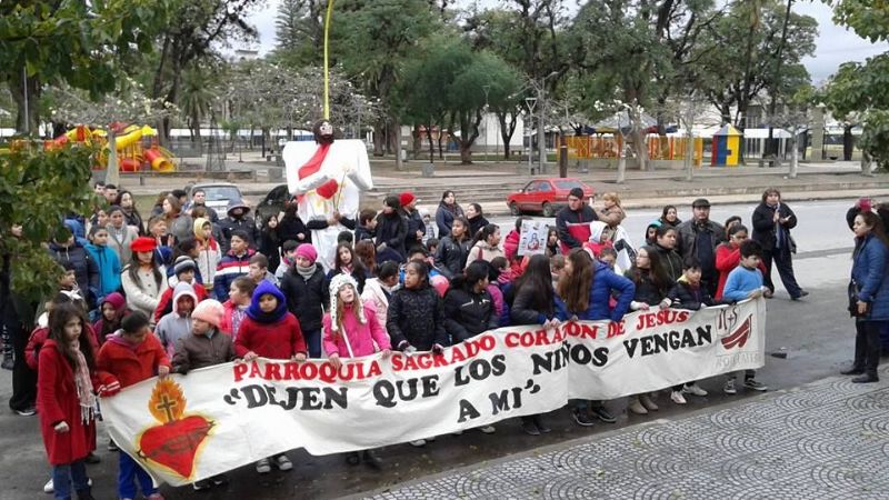 Procesión de los niños en honor al Sagrado Corazón de Jesús en Capital