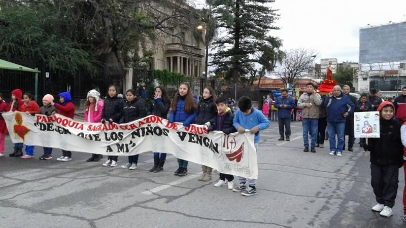 Procesión de los niños en honor al Sagrado Corazón de Jesús en Capital