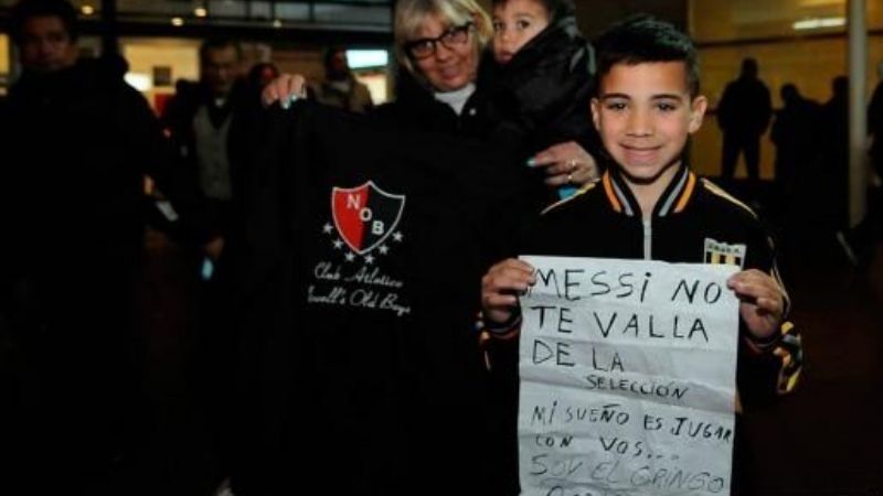 Fuerte apoyo a Messi en el regresó de la Selección desde EE.UU.