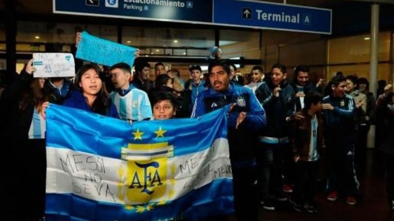Fuerte apoyo a Messi en el regresó de la Selección desde EE.UU.