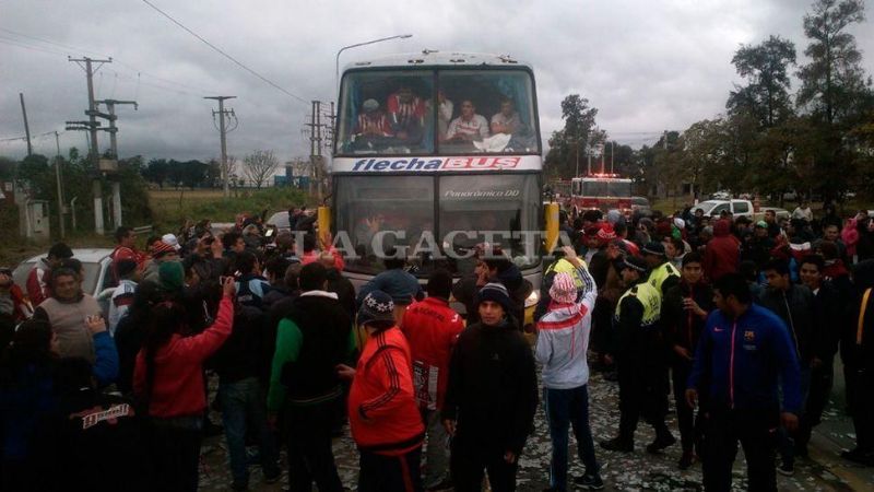 San Martín festejó el ascenso con el descapotable catamarqueño