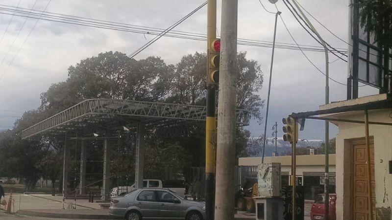 Un semáforo detrás de un poste