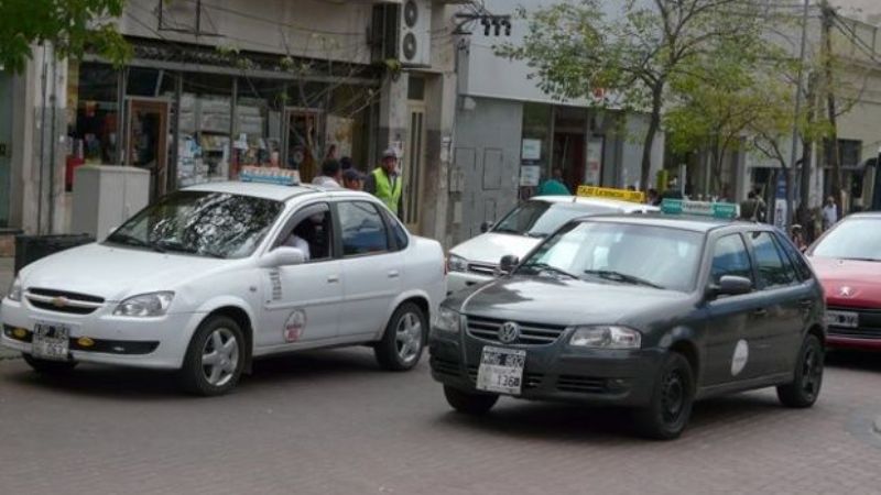 Los taxis y remises “parados” por el frío