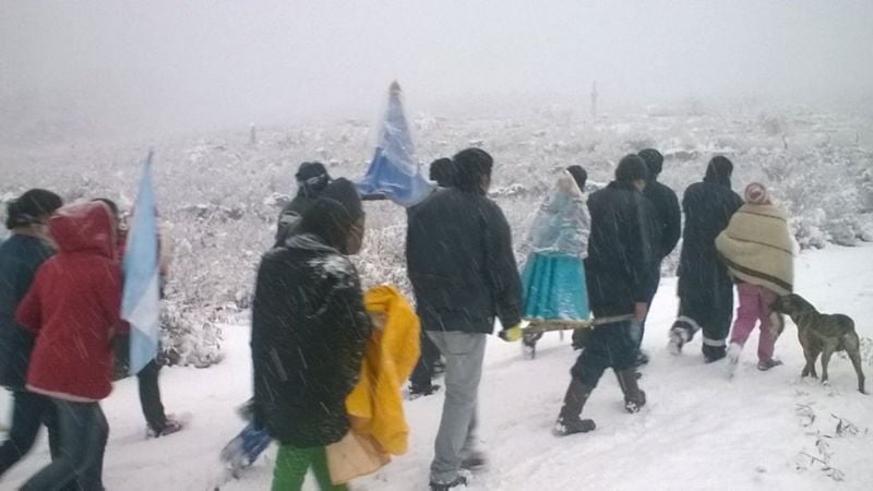 Peregrinaron en la nieve con la imagen del Virgen del Valle