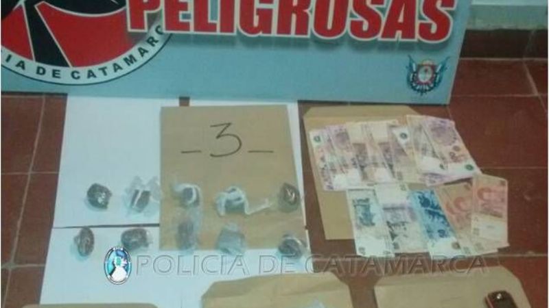 En allanamiento secuestran drogas, dinero y una moto