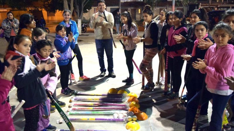 Entrega de equipamiento para el taller de hockey