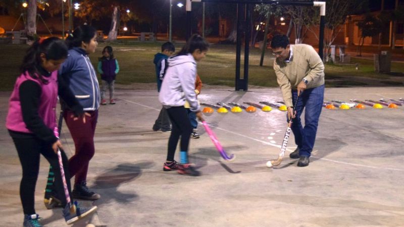 Entrega de equipamiento para el taller de hockey