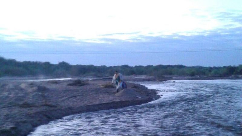 La crecida de ríos no permite que docentes y alumnos lleguen a las escuelas