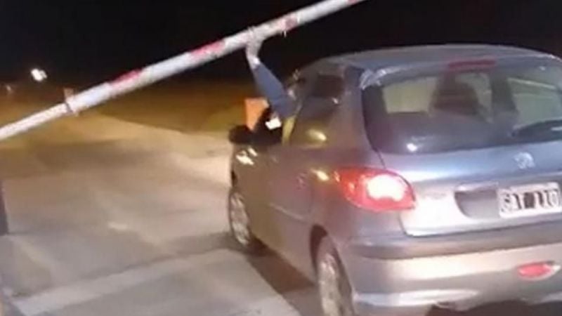 Cura no quiso pagar un peaje, levantó la barrera y pasó igual