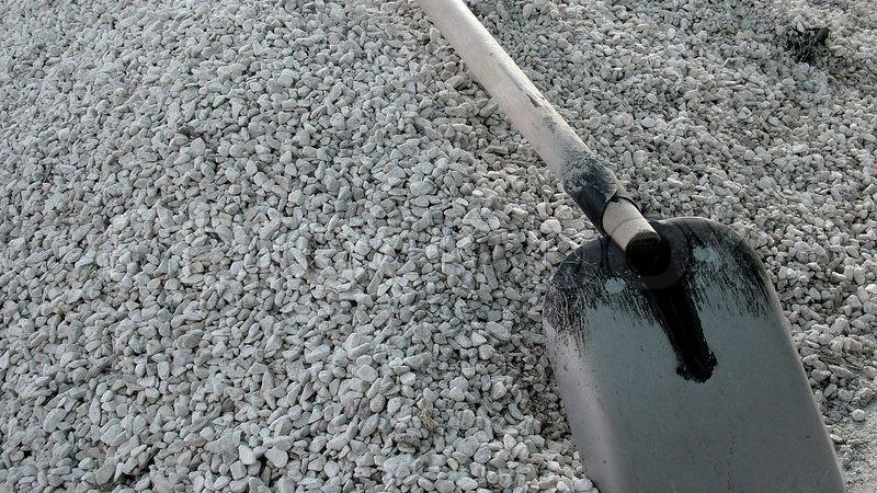 Golpeó con una pala a su hijastra embarazada