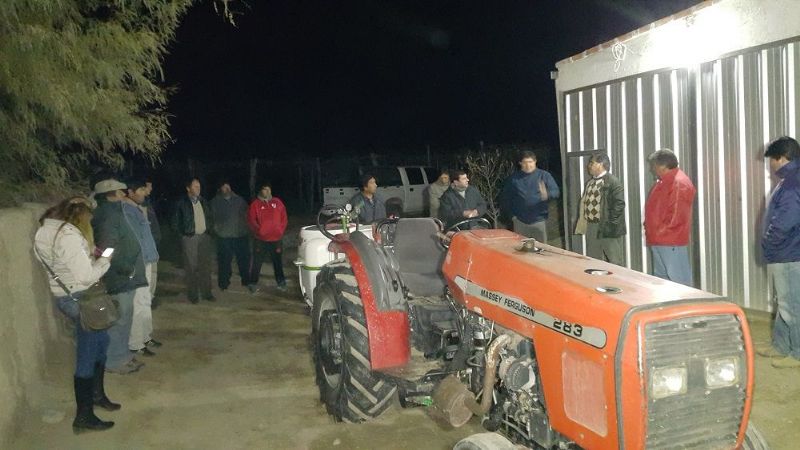Chico entregó una máquina pulverizadora a una asociación de productores