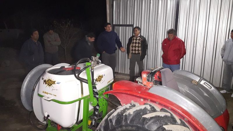 Chico entregó una máquina pulverizadora a una asociación de productores