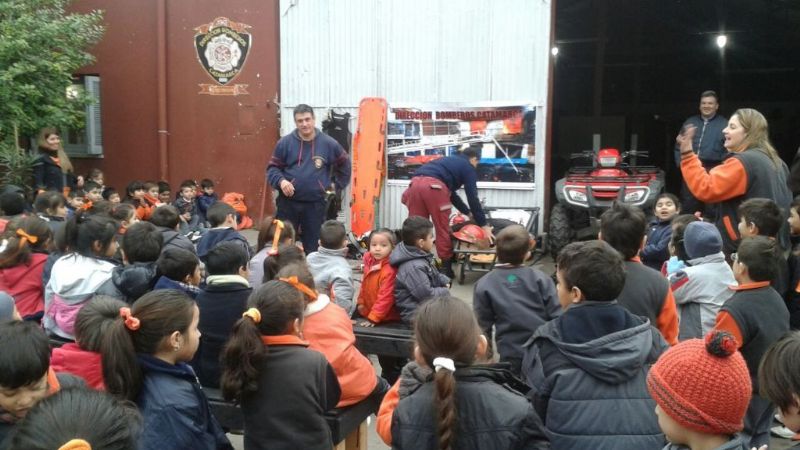 Alumnos del colegio “Guillermo Hood” visitaron la Dirección de Bomberos