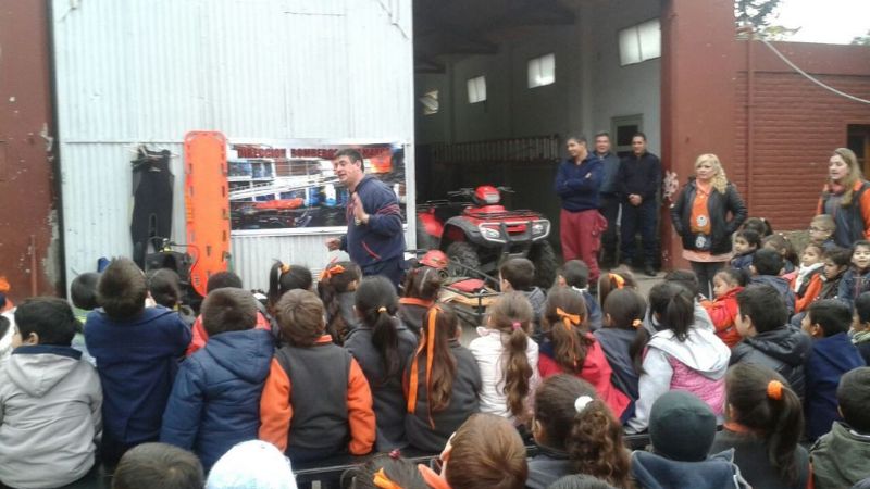 Alumnos del colegio “Guillermo Hood” visitaron la Dirección de Bomberos