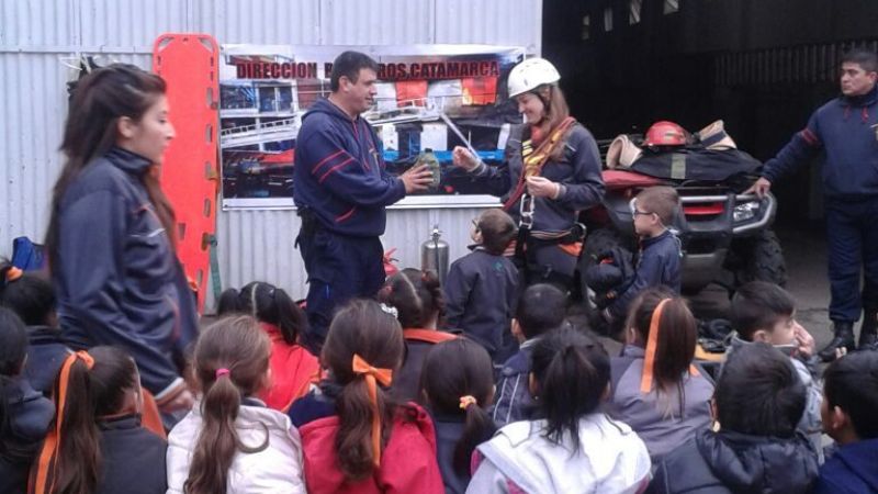 Alumnos del colegio “Guillermo Hood” visitaron la Dirección de Bomberos