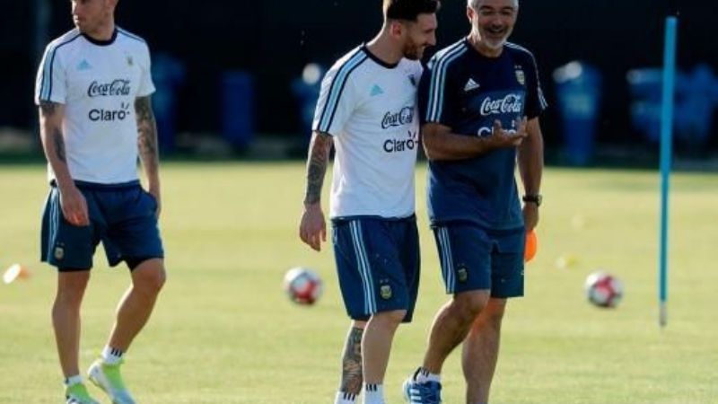 Argentina entrenó con Messi, a la espera del debut ante Chile