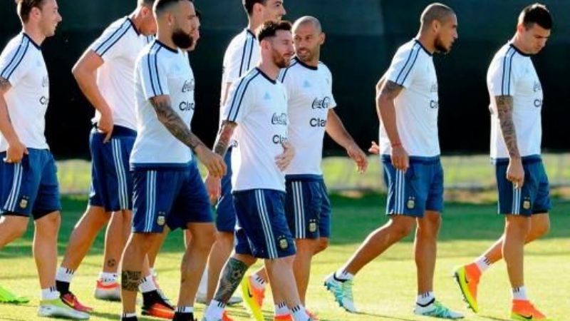 Argentina entrenó con Messi, a la espera del debut ante Chile