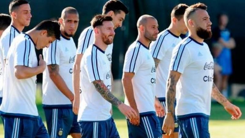 Argentina entrenó con Messi, a la espera del debut ante Chile