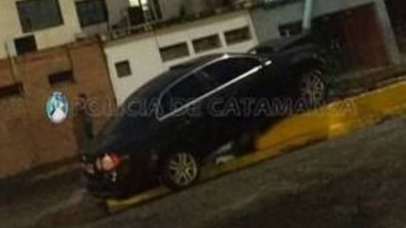 Un automovilista impactó contra un poste y resultó ileso