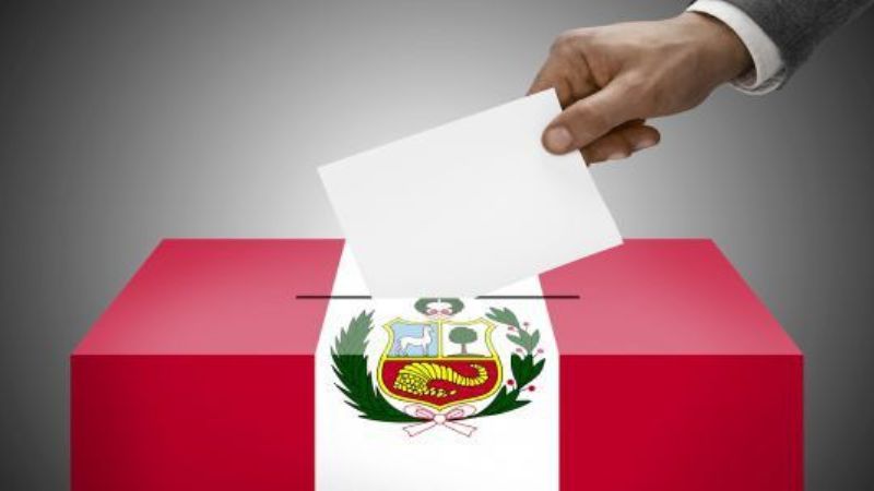 En reñida compulsa, los peruanos votan presidente en segunda vuelta
