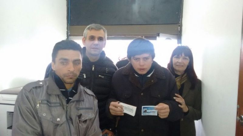 Entregaron el carnet y el boleto estudiantil al chico de la carta