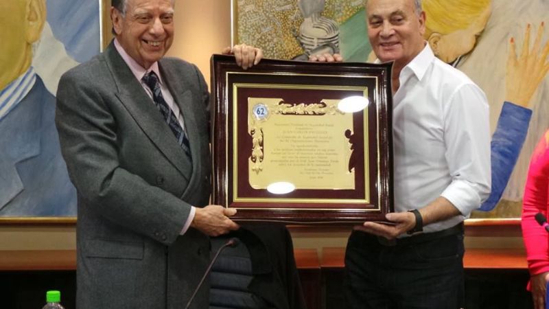 Gerónimo Venegas entregó un reconocimiento a Juan Carlos Paulucci