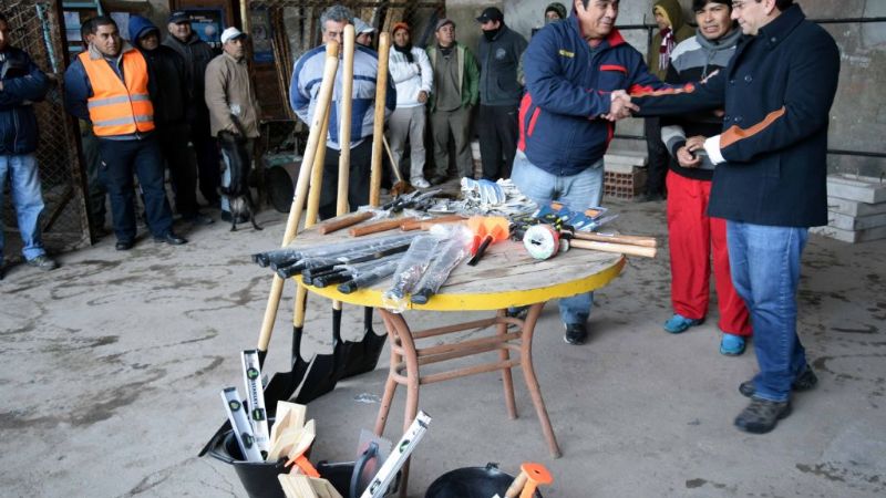 Entregan herramientas de trabajo a la delegación de "Las Pirquitas"