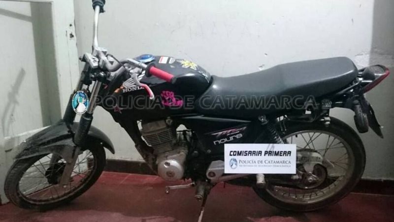 Embistió a policias que cortaban la calle