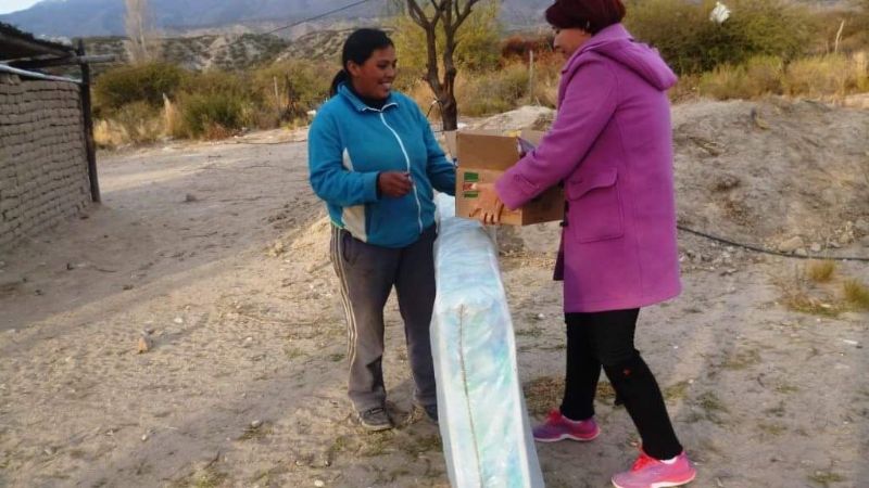 Por el intenso frío, el intendente Gómez asiste a las familias más necesitadas