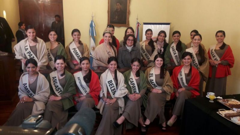 Actividad solidaria de las candidatas a reina del Poncho y diálogo con Lucía