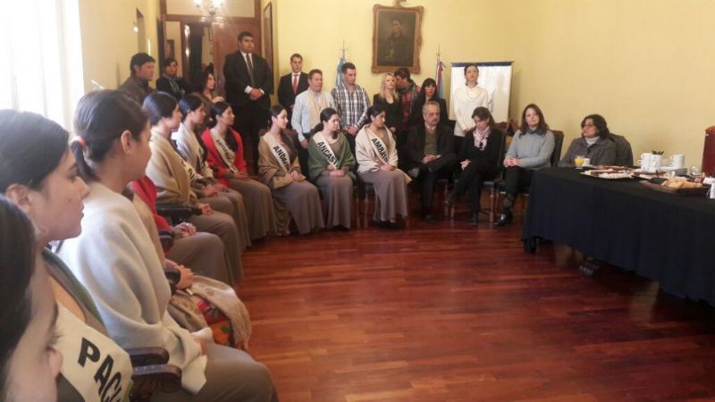 Actividad solidaria de las candidatas a reina del Poncho y diálogo con Lucía