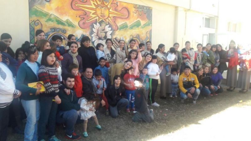 Actividad solidaria de las candidatas a reina del Poncho y diálogo con Lucía