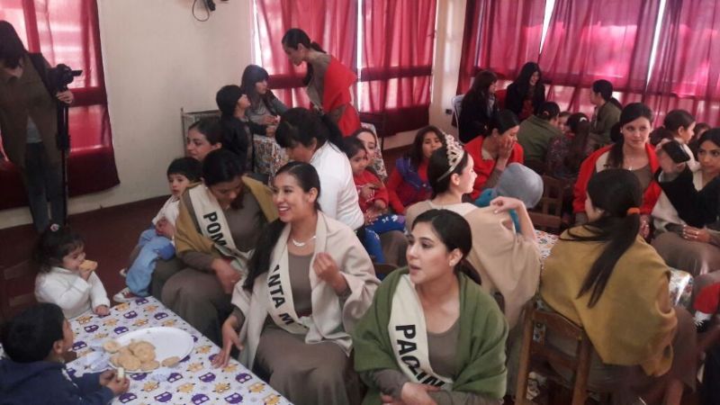 Actividad solidaria de las candidatas a reina del Poncho y diálogo con Lucía