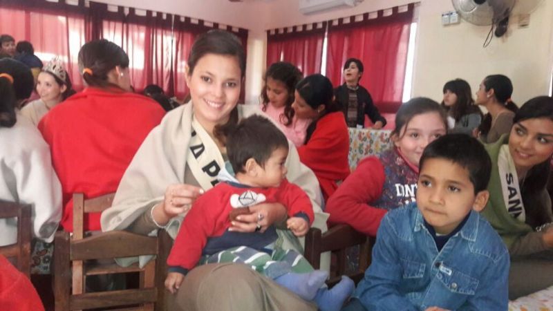 Actividad solidaria de las candidatas a reina del Poncho y diálogo con Lucía