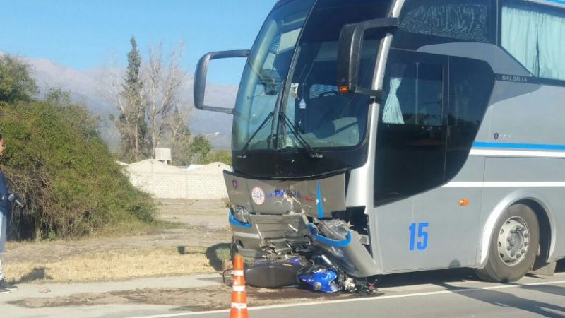 Colectivo arrolló a un motociclista y murió