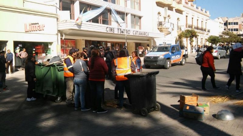 Piquete en pleno centro por pedido de contratos