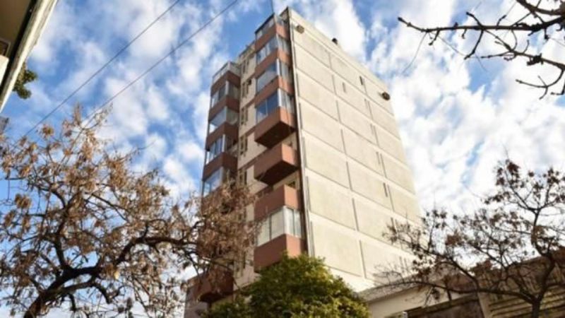 Olvidó la llave del departamento, quiso entrar por el balcón y cayó al vacío