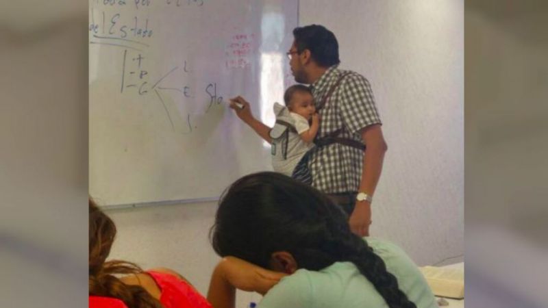 Profesor cargó al bebé de su alumna para que ella pueda tomar apuntes