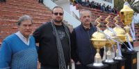 BRUMEC, CON BARROS Y ÁLVAREZ junto a los trofeos del torneo 