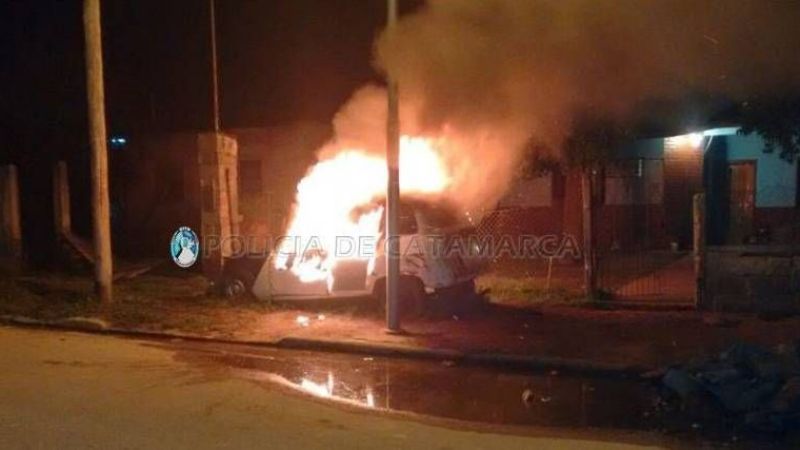 Incendiaron un auto en el barrio Eva Perón