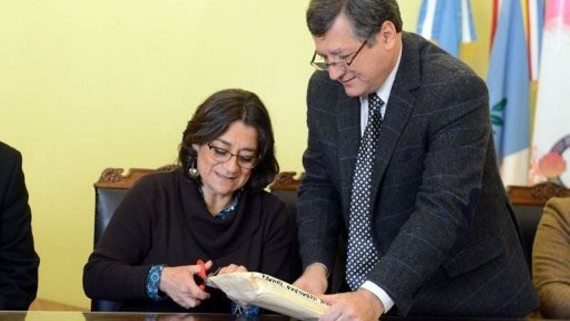 Apertura de sobres para la compra de 20 ambulancias